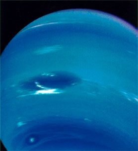 Нептун: большое темное пятно и 'скутер'