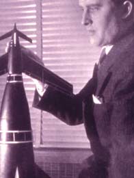 Вернер фон Браун у макета ракеты А-9